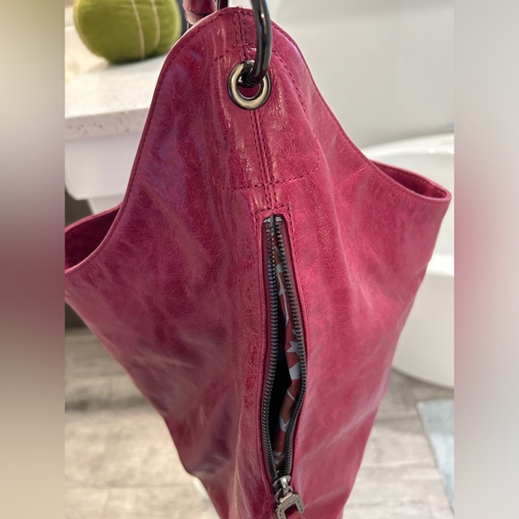 Hobo New Condition red leather single strap bag; pockets inside/on side - Picture 4 of 5